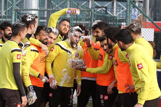 BAŞARILI FUTBOLCUYA SÜRPRİZ KUTLAMA