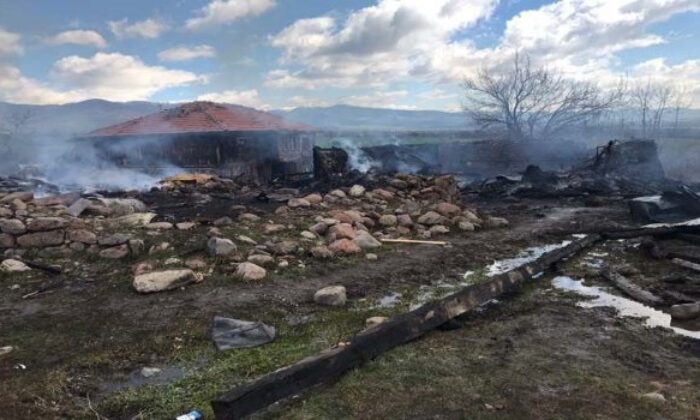 SOBADAN ÇIKAN KÖZ BİR EVİ YAKTI