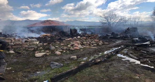 SOBADAN ÇIKAN KÖZ BİR EVİ YAKTI