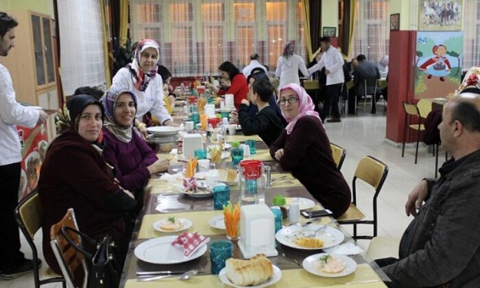 AŞÇI ADAYLARI HÜNERLERİNİ SERGİLEDİ