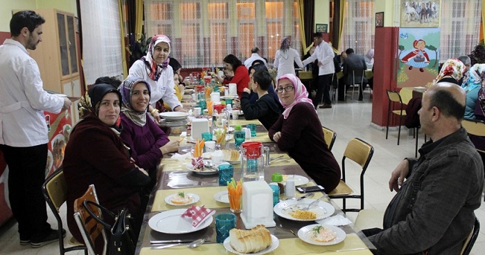 AŞÇI ADAYLARI HÜNERLERİNİ SERGİLEDİ