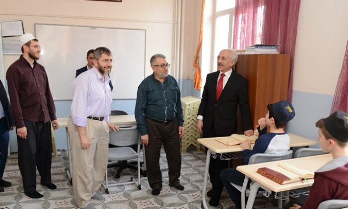 BAŞKAN GELECEĞİN HAFIZLARINI ZİYARET ETTİ
