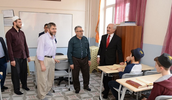 BAŞKAN GELECEĞİN HAFIZLARINI ZİYARET ETTİ