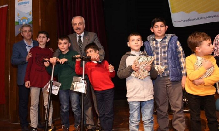 CAMİYE GİDEN ÇOCUKLAR ÖDÜLLENDİRİLDİ