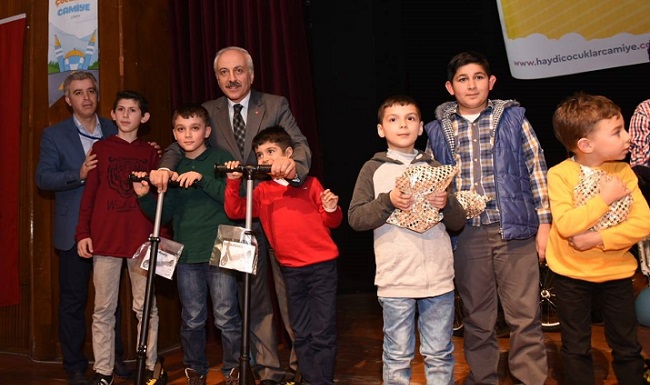 CAMİYE GİDEN ÇOCUKLAR ÖDÜLLENDİRİLDİ