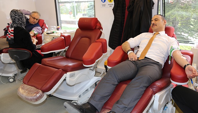 VALİLİK PERSONELİNDEN KIZILAY’A DESTEK