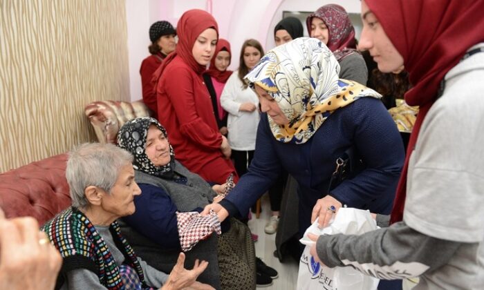 HUZUREVİ SAKİNLERİNE ANLAMLI ZİYARET