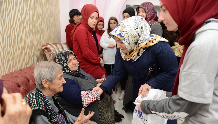 HUZUREVİ SAKİNLERİNE ANLAMLI ZİYARET