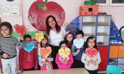 MİNİKLERDEN AİLELERİNE EV İŞİ YARDIMI