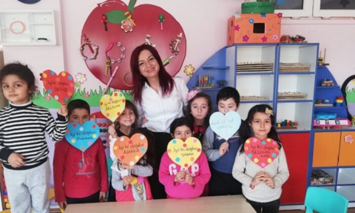 MİNİKLERDEN AİLELERİNE EV İŞİ YARDIMI