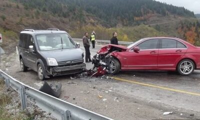 OTOMOBİLLER KAFA KAFAYA ÇARPIŞTI: 1 ÖLÜ