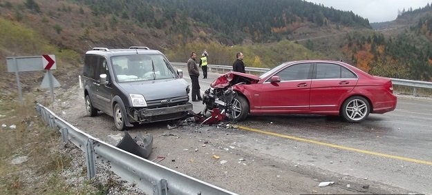 OTOMOBİLLER KAFA KAFAYA ÇARPIŞTI: 1 ÖLÜ