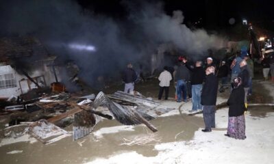 ÇIKAN YANGINDA İKİ DEPO KÜL OLDU