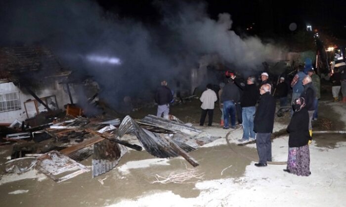 ÇIKAN YANGINDA İKİ DEPO KÜL OLDU