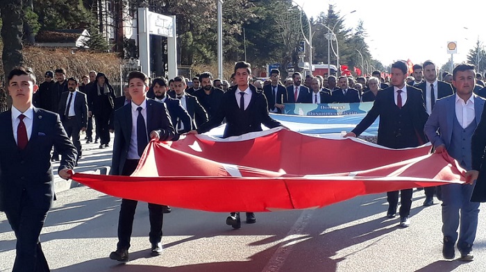 ÜLKÜCÜLER ŞEHİTLER İÇİN YÜRÜDÜ