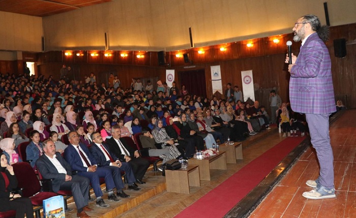 ÜNLÜ YAZAR ÇORUM’DA OKURLARIYLA BULUŞTU