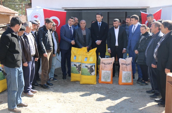 ÇİFTÇİLERE YEM BİTKİSİ TOHUMU DAĞITILDI