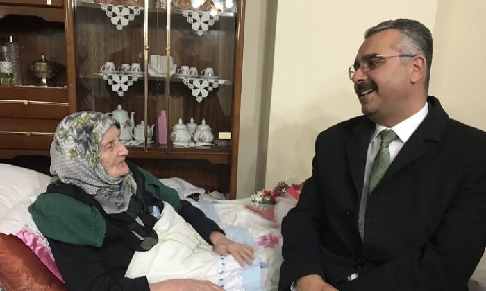 BAŞKAN AHLATÇI YAŞLILARIN GÖNLÜNÜ ALDI