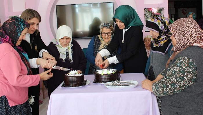 8 MART’I HUZUREVİNDE KUTLADILAR