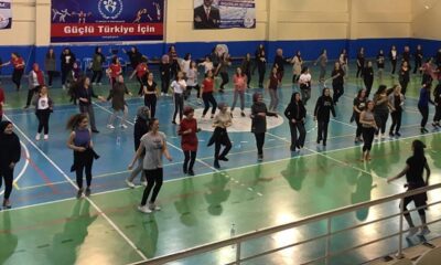 KIZ ÖĞRENCİLER ZUMBA DANSI YAPTI