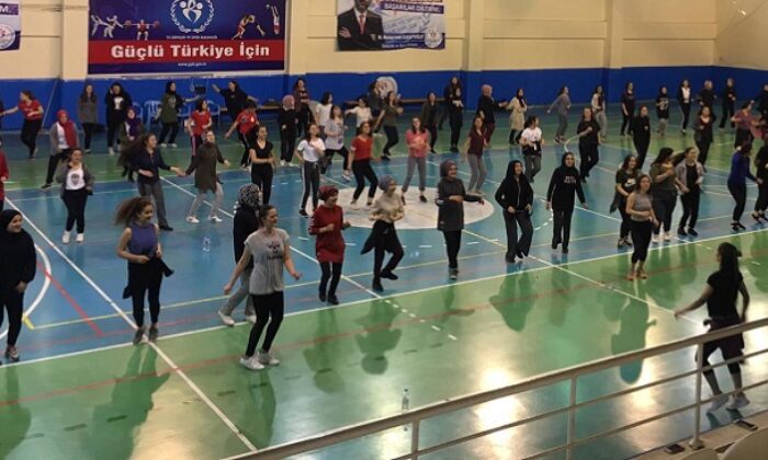 KIZ ÖĞRENCİLER ZUMBA DANSI YAPTI