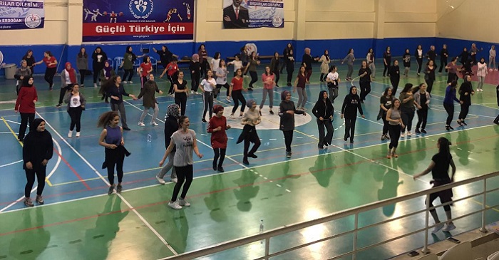 KIZ ÖĞRENCİLER ZUMBA DANSI YAPTI