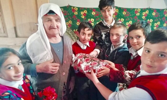 ÖĞRENCİLER YAŞLILARIN GÖNÜLLERİNİ ALDI