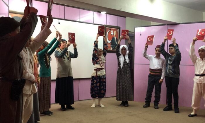 ÖĞRENCİLER ÇANAKKALE ŞEHİTLERİNİ ANDI