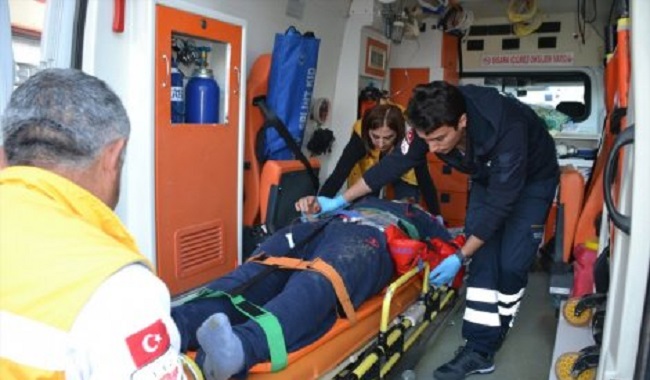 KAMYONET ŞARAMPOLE DEVRİLDİ: 2 YARALI