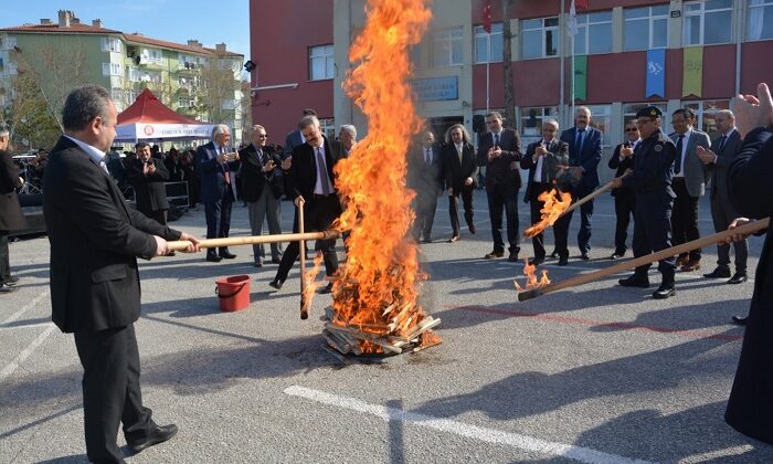 ATEŞ YAKARAK NEVRUZ’U KUTLADILAR