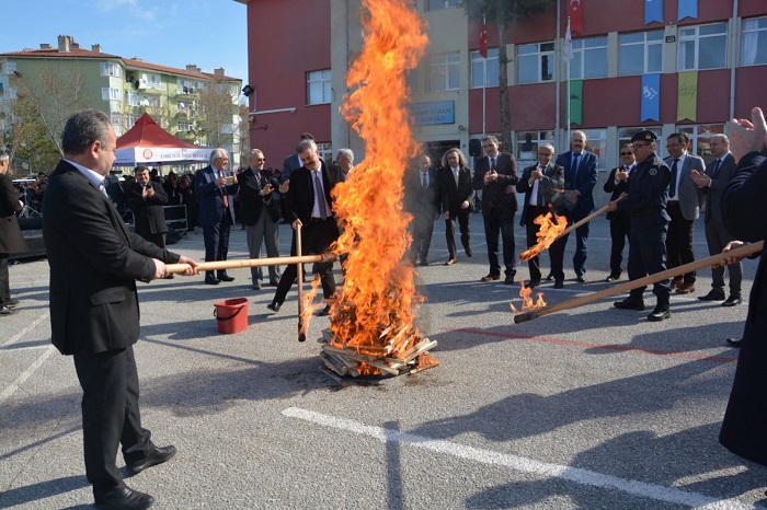 ATEŞ YAKARAK NEVRUZ’U KUTLADILAR