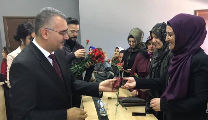 YUSUF AHLATCI’DAN KADINLARA 8 MART JESTİ