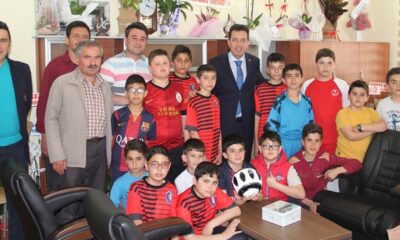 MİNİK OYUNCULAR BAŞKAN’I KUTLADI