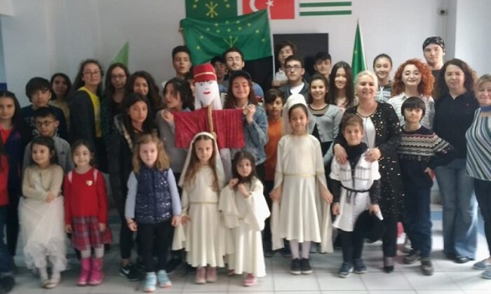 ÇERKEZLER GELENEKLERİNİ YAŞATTILAR