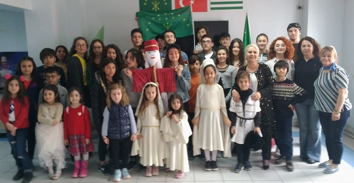 ÇERKEZLER GELENEKLERİNİ YAŞATTILAR