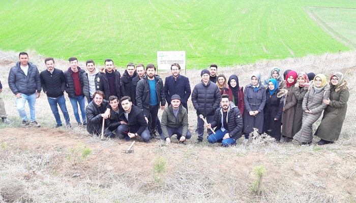 İLAHİYAT ÖĞRENCİLERİ FİDAN DİKTİ