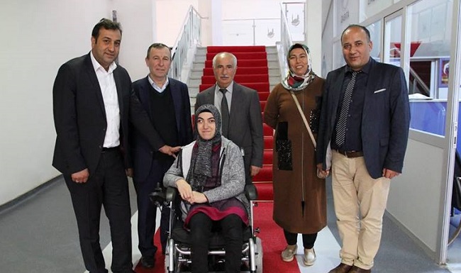 HOLLANDA’DAN AKÜLÜ SANDALYE YARDIMI