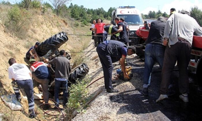 TRAKTÖRÜN ALTINDA KALARAK CAN VERDİ