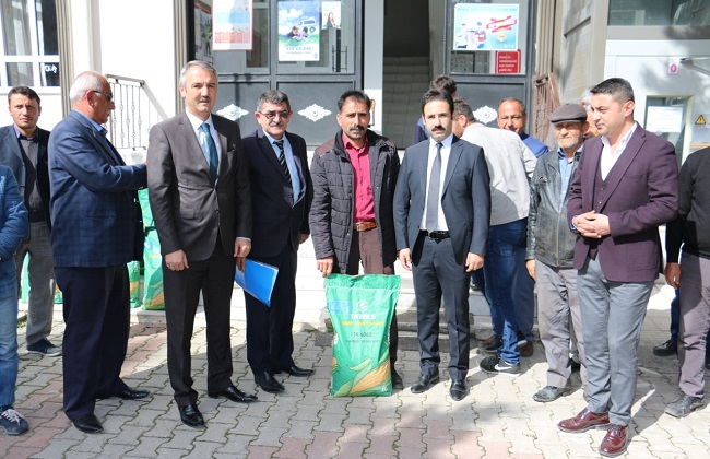 ÇİFTÇİLERE SİLAJLIK MISIR TOHUMU DAĞITILDI