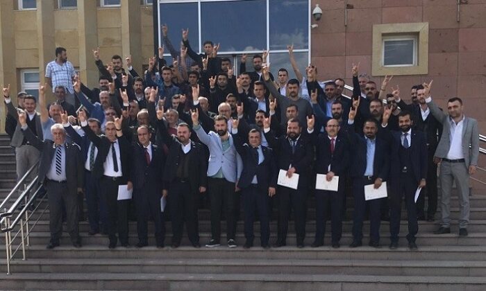 MHP BELEDİYE ÜYELERİ MAZBATALARINI ALDI