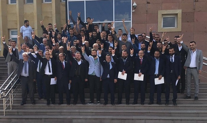 MHP BELEDİYE ÜYELERİ MAZBATALARINI ALDI