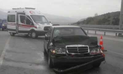 OTOMOBİL KAMYONA ÇARPTI: 3 YARALI