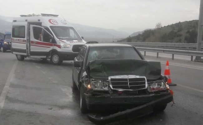 OTOMOBİL KAMYONA ÇARPTI: 3 YARALI