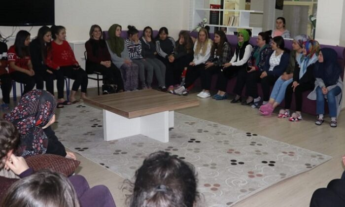 AZİME ÇİFTÇİ KIZ ÖĞRENCİLERLE BULUŞTU