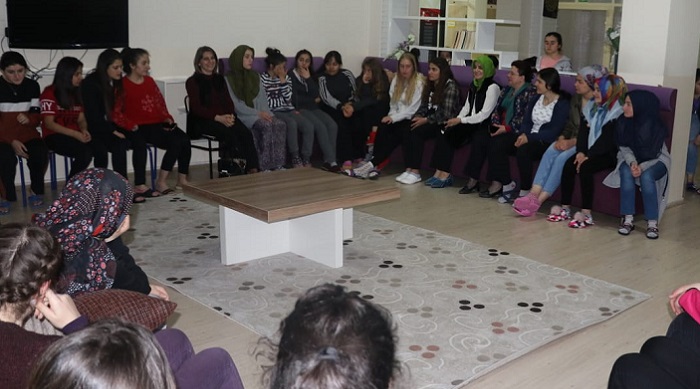 AZİME ÇİFTÇİ KIZ ÖĞRENCİLERLE BULUŞTU