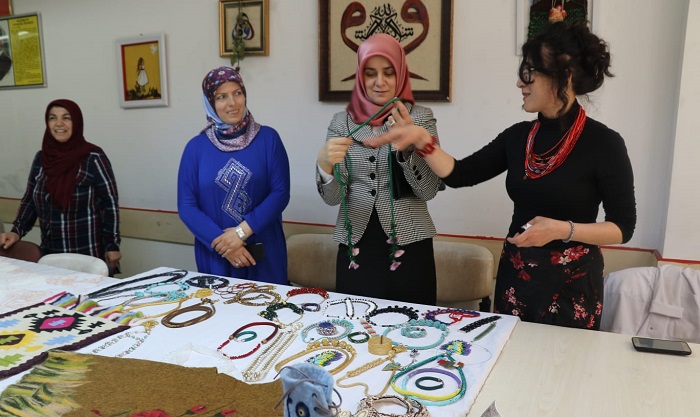 AZİME ÇİFTÇİ’DEN KURSLARA ÖZEL İLGİ