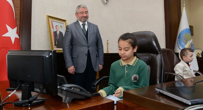 AŞGIN KOLTUĞUNU ZÜMRA’YA BIRAKTI