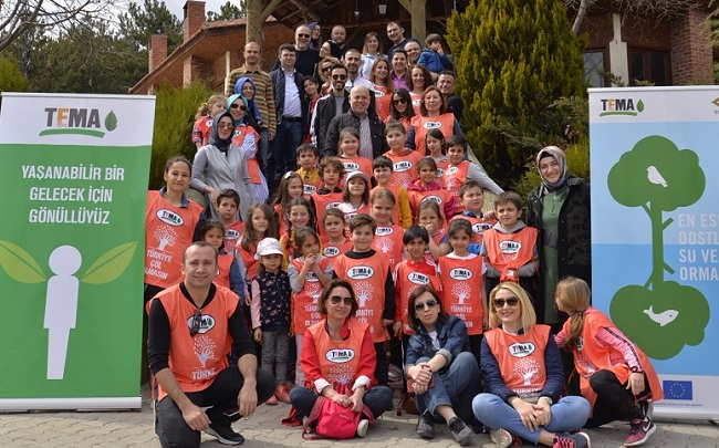 MİNİK ÖĞRENCİLER FİDAN DİKTİ