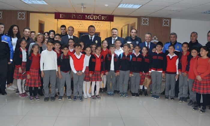 MİNİKLERDEN KOLCU’YA KUTLAMA ZİYARETİ