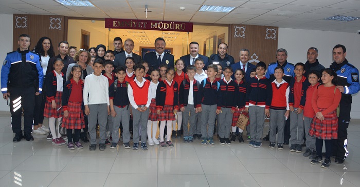MİNİKLERDEN KOLCU’YA KUTLAMA ZİYARETİ